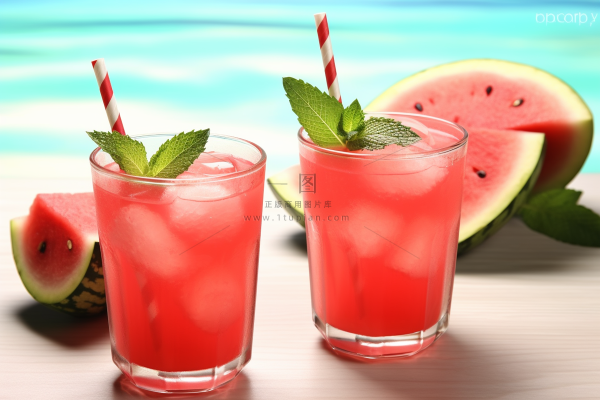 夏日冰西瓜汁饮料海边摄影图