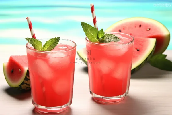 夏日冰西瓜汁饮料海边摄影图