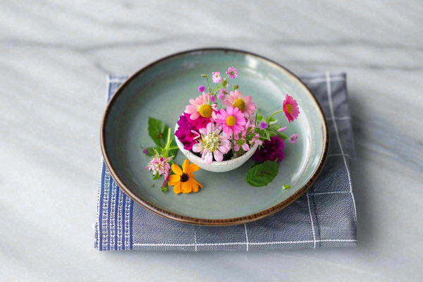 鲜花彩色花朵碟子摆盘简约摄影图