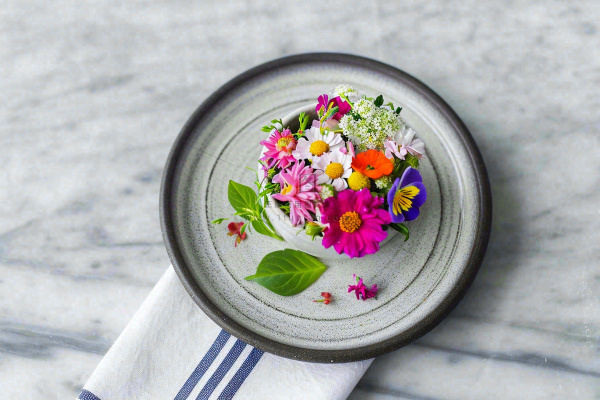 鲜花彩色花朵碟子摆盘简约摄影图