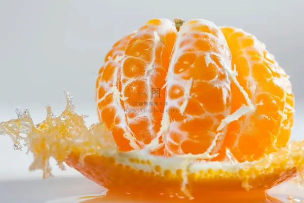 橘子剥开新鲜水果摄影图