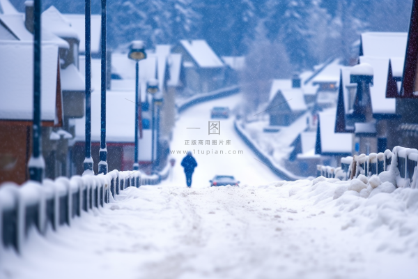 冬季欧洲小镇白雪覆盖树枝雾凇道路摄影图