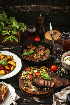 美食餐桌餐厅，烤肉披萨西餐水果红酒摄影图