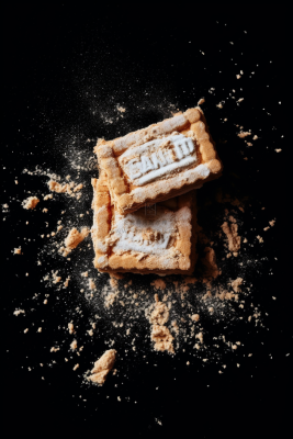 饼干碎屑四处飞溅黑色背景甜点摄影图