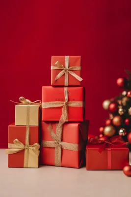 新年节日礼物红色礼盒摄影图