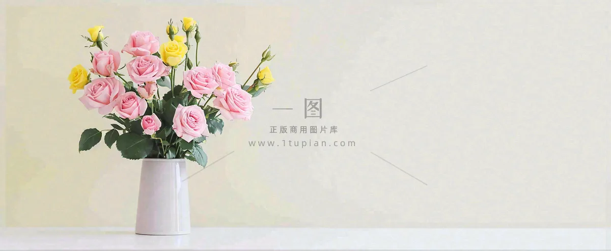 桌面花瓶花束简约情人节花束室内装饰摄影图