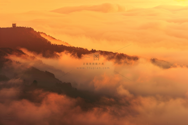 清晨日出朝霞云层摄影图