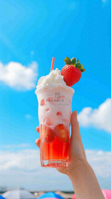 夏天阳光蓝天白云草莓饮料饮品果汁，清新摄影图