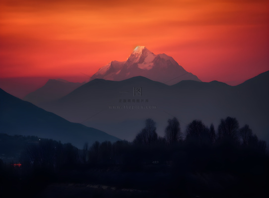 傍晚高原的山峰被落日照亮，日照金山风格摄影图