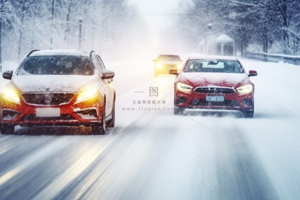 下雪天道路行驶的汽车大雪摄影图