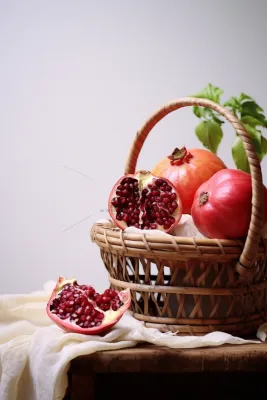 红石榴竹篮框水果摄影图