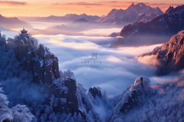 冬季高山云层日出雪景摄影图