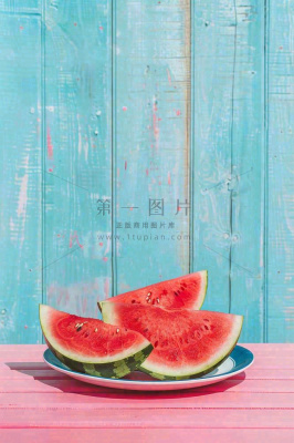 夏日西瓜切块粉蓝木板背景立夏下载小暑处暑摄影图