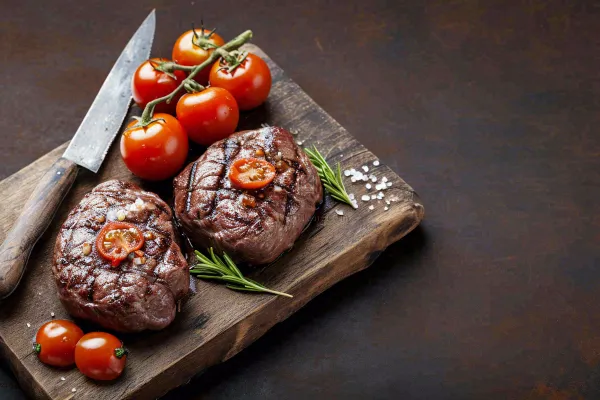 西餐美食牛肉羊肉烤肉扒类番茄食品摄影图