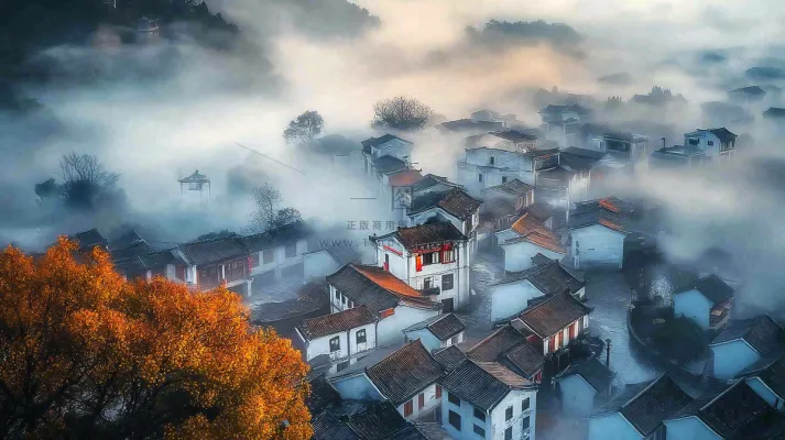 江南风景屋檐瓦舍雾村庄山林摄影图