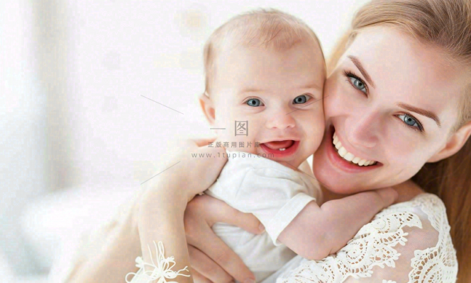 妈妈抱着孩子宠爱母亲节摄影图