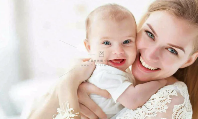 妈妈抱着孩子宠爱母亲节摄影图