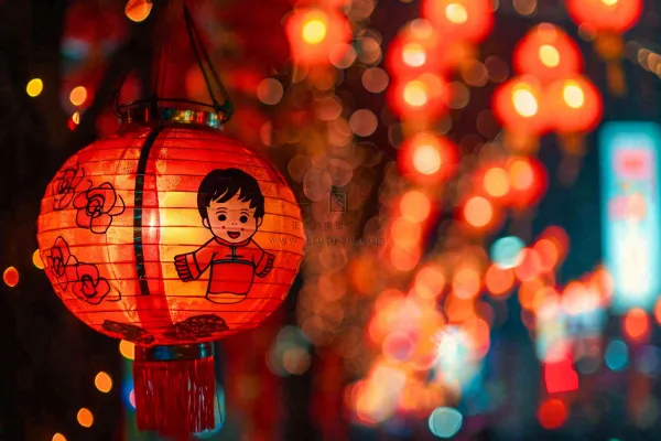 新春新年街上红灯笼热闹节日庆祝摄影图