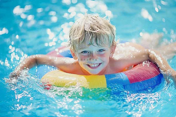 在游泳池玩水的儿童男孩游泳圈摄影图