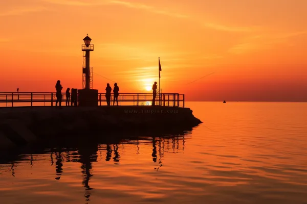 夕阳海边落日余晖摄影图
