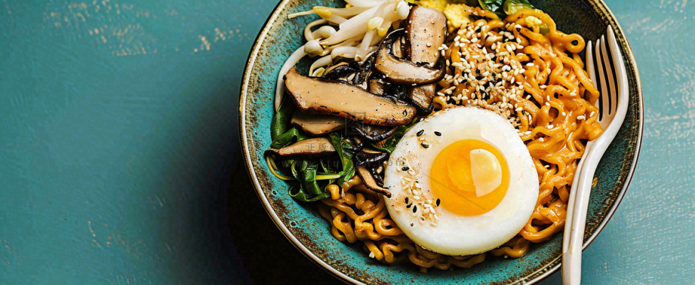 美食方便面鸡蛋意面西餐简餐摄影图