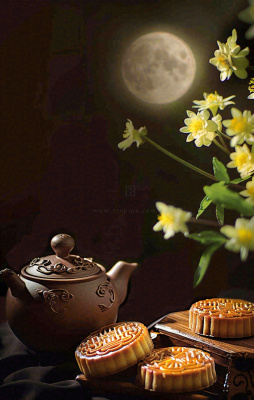 中秋月饼传统糕点美食圆月黄花摆盘精美摄影图