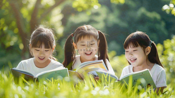 公园草坪看书阅读的学生孩子们知识兴趣世界读书日摄影图