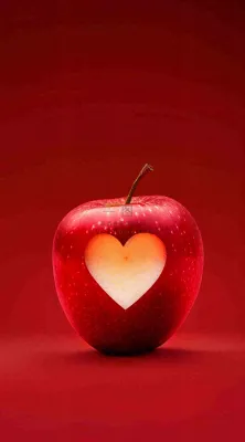 红色苹果掏爱心形状创意平安夜摄影图