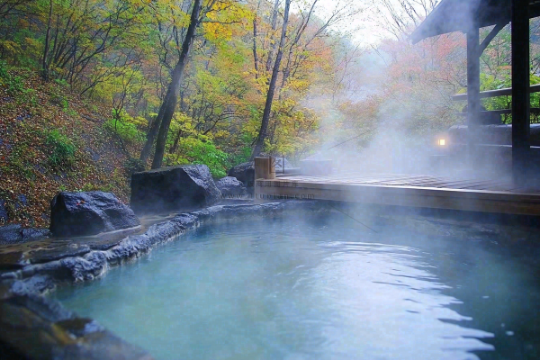 户外天然温泉汤浴秋冬摄影图 户外天然温泉汤浴秋冬摄影图