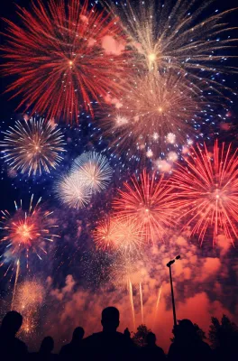 烟花五颜六色的烟花庆典新年节日暮色的天空背景摄影图