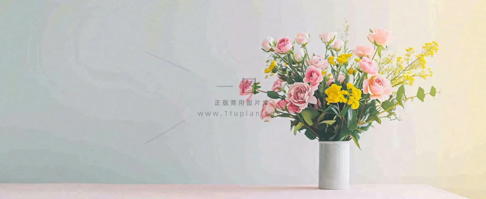 桌面花瓶花束简约情人节花束室内装饰摄影图