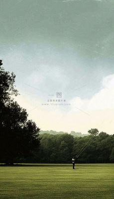 天空白云下的草坪放风筝，简约踏青春天摄影图