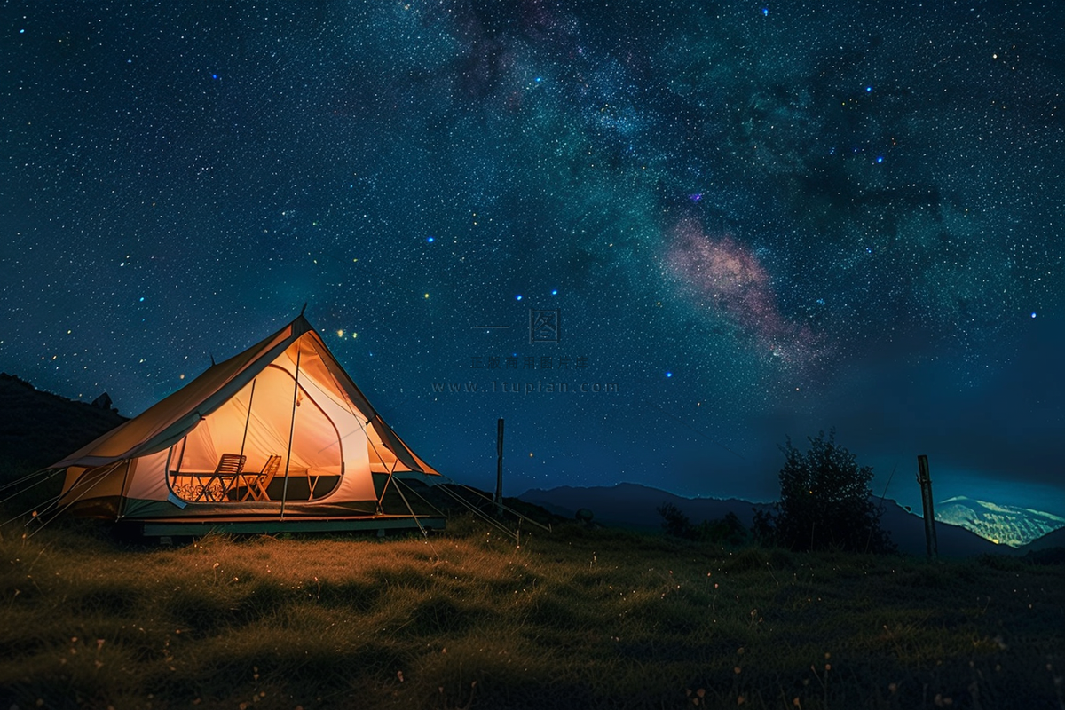 野外露营星空夜晚山顶的帐篷摄影图