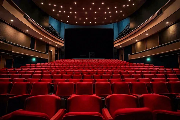 豪华电影院观影场景摄影图