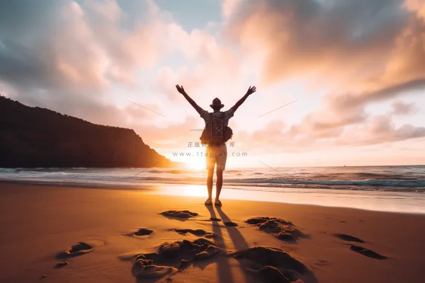 海边夕阳下的人拥抱大自然摄影图