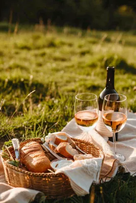 春天户外草坪野餐篮子露营食物酒面包摄影