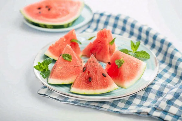 夏至西瓜蓝格子布小清新风格唯美大暑小暑处暑摄影图