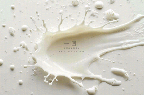 白色的牛奶飞溅摄影图