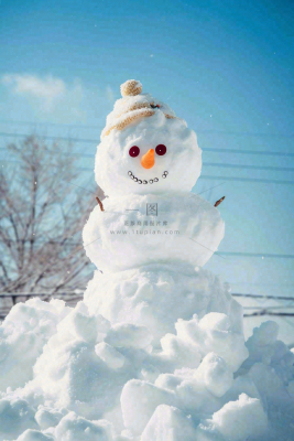 冬天雪地里的雪人可爱唯美立冬冬至小雪大雪摄影图