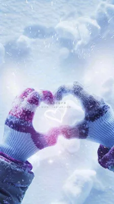 冬季寒冷雪地玩雪手套爱心手势大雪小雪小寒浪漫情人节摄影图背景 冬季寒冷雪地玩雪手套爱心手势大雪小雪小寒浪漫情人节摄影图背景