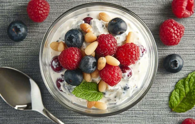 水果坚果酸奶树莓蓝莓食物饮品摄影图