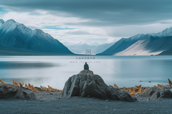 雪山下的湖泊大自然风光摄影图