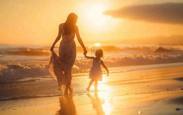 夏日海边沙滩妈妈和孩子散步母亲节温馨摄影图