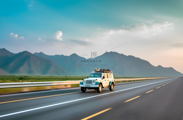 白色汽车在高速公路上行驶旁边是远处的雪山摄影图