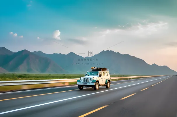 白色汽车在高速公路上行驶旁边是远处的雪山摄影图