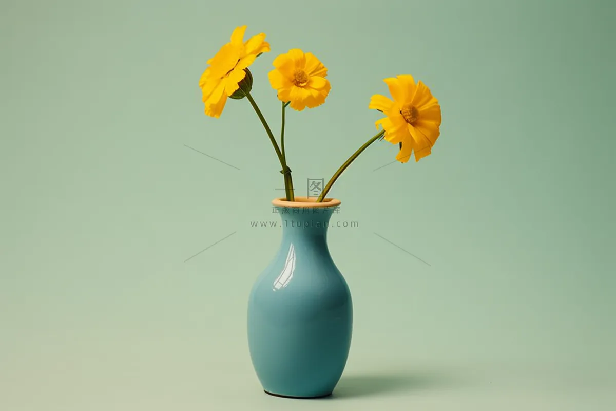 花瓶里的菊花小雏菊橘黄色家居摄影图