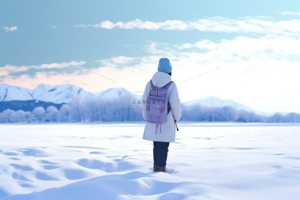 冬天一个女生背包走在山林里雪景摄影图