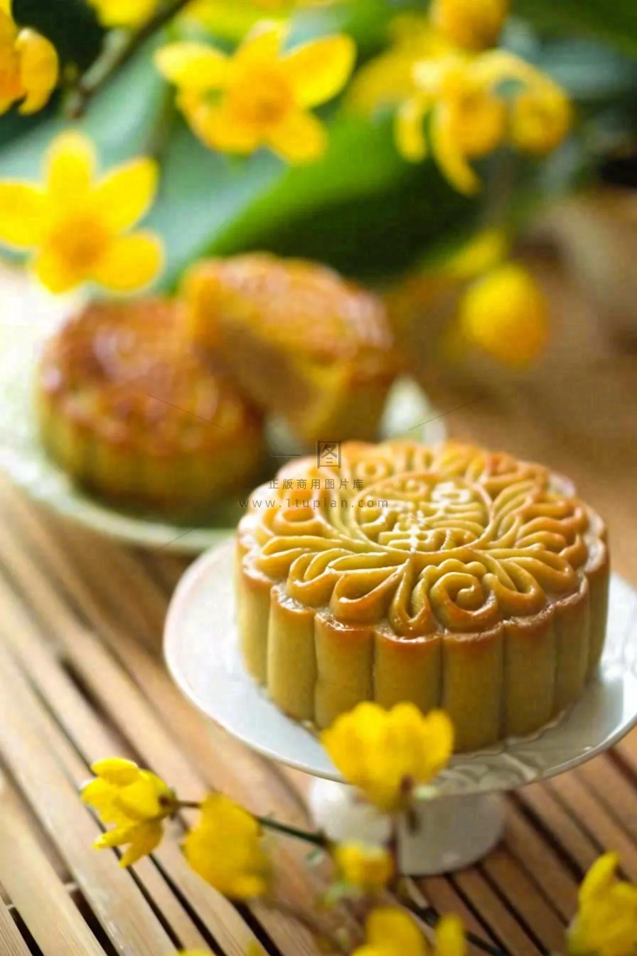 精美月饼中秋美食小清新鲜花装盘摄影图