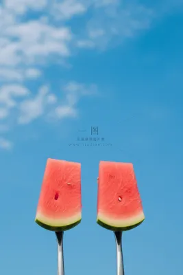 叉子西瓜美食清爽天空蓝色背景