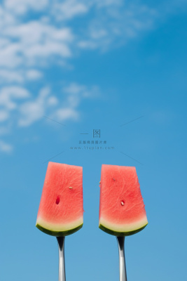 叉子西瓜美食清爽天空蓝色背景 叉子西瓜美食清爽天空蓝色背景